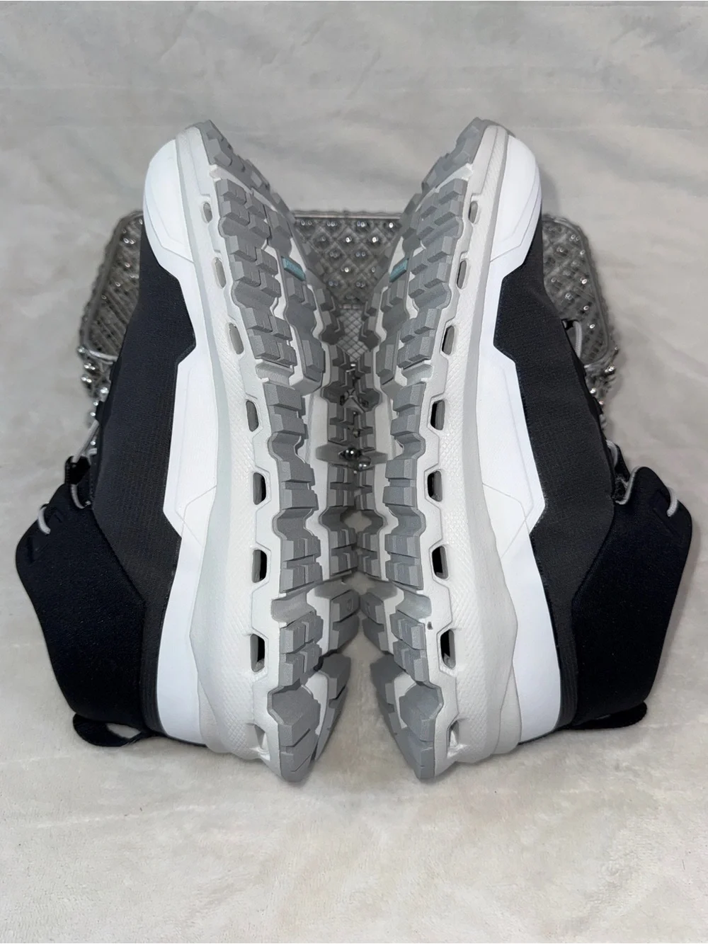 On Clouds hero Mid Waterproof Black White Sz Youth 5/Women 6.5 3YD30020299 🖤🤍